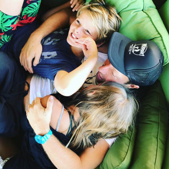 Chris Martin et ses deux enfants, Apple et Moses. Juillet 2018.
