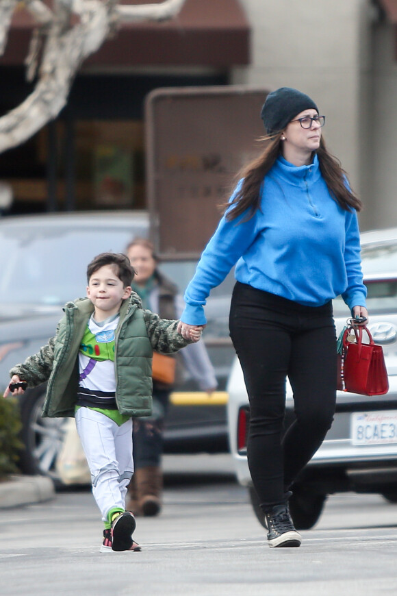 Exclusif - Jennifer Love Hewitt (sans maquillage et un bonnet sur la tête) et son fils de 4 ans Atticus vont faire des courses au supermarché à Pacific palisades. Los Angeles le 1 décembre 2019.