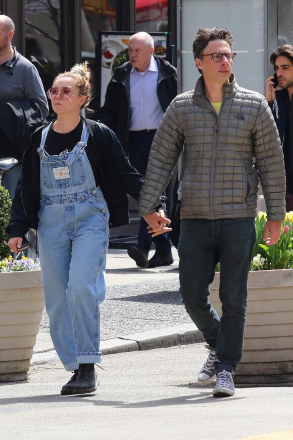 Zach Braff se promène main dans la main avec Florence Pugh à New York, le 12 avril 2019.