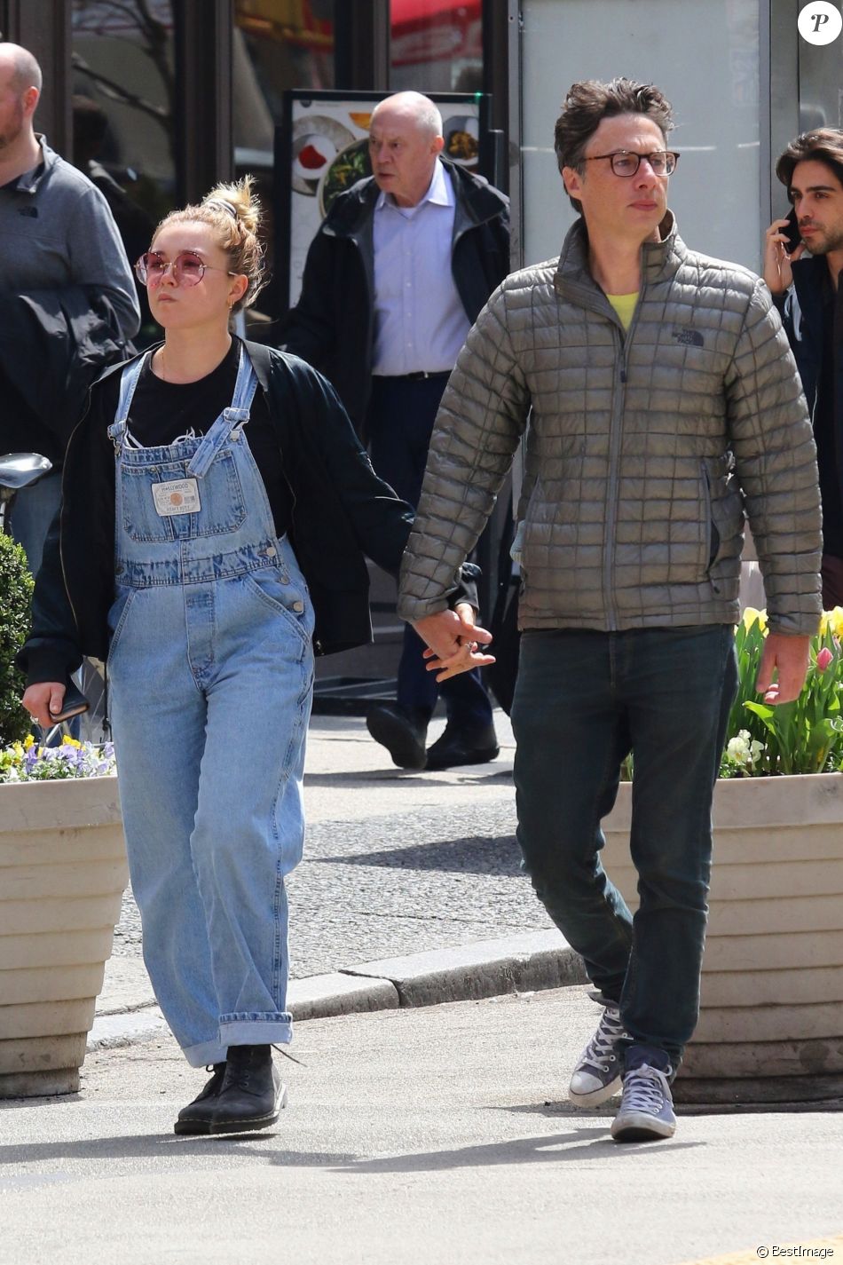 Zach Braff se promène main dans la main avec Florence Pugh à New York, le 12 avril 2019.