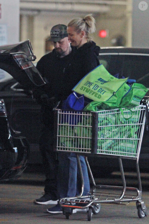 Exclusif - Cameron Diaz et Benji Madden font une apparition publique rare alors qu'ils s'approvisionnent à l'épicerie pendant l'épidémie de Coronavirus (Covid-19). Los Angeles, le 20 mars 2020.