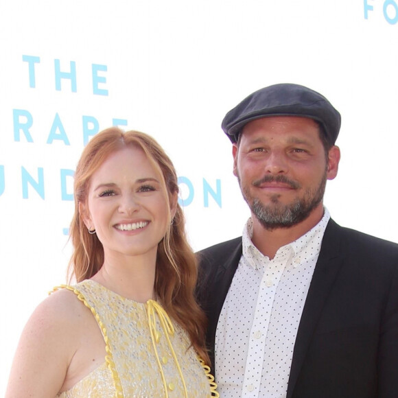 Sarah Drew, Justin Chambers au photocall du brunch "The 2018 Rape Foundation" à Beverly Hills. Los Angeles, le 7 octobre 2018.