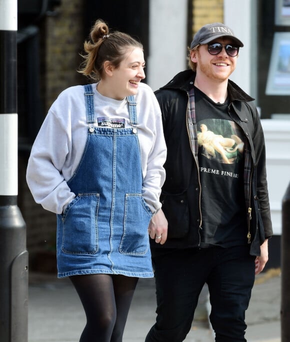 Exclusif - Rupert Grint et sa compagne Georgia Groome déjeunent avec des amis à Londres. Le 17 avril 2019.