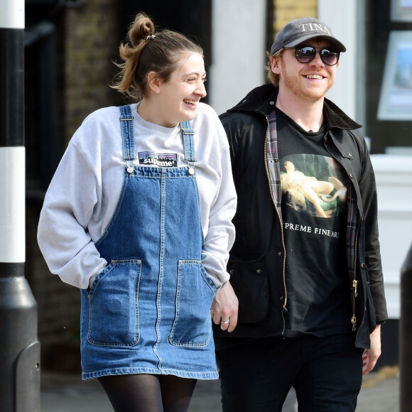 Exclusif - Rupert Grint et sa compagne Georgia Groome déjeunent avec des amis à Londres. Le 17 avril 2019.