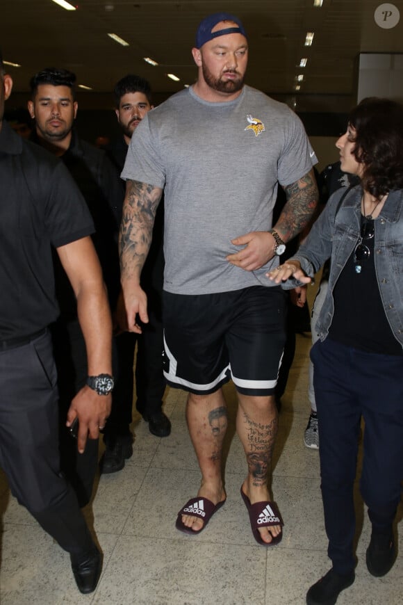 Hafþór Júlíus Björnsson (Game of Thrones) arrive à l'aéroport de Sao Paulo au Brésil, le 8 décembre 2017.