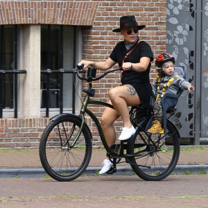 Exclusif - La chanteuse Pink, son mari Carey Hart et leurs enfants Jameson Moon Hart et Willow Sage Hart se promènent à vélo suivis d'une équipe de caméraman dans les rues d'Amsterdam le 17 juin 2019