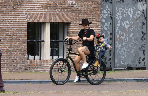 Exclusif - La chanteuse Pink, son mari Carey Hart et leurs enfants Jameson Moon Hart et Willow Sage Hart se promènent à vélo suivis d'une équipe de caméraman dans les rues d'Amsterdam le 17 juin 2019