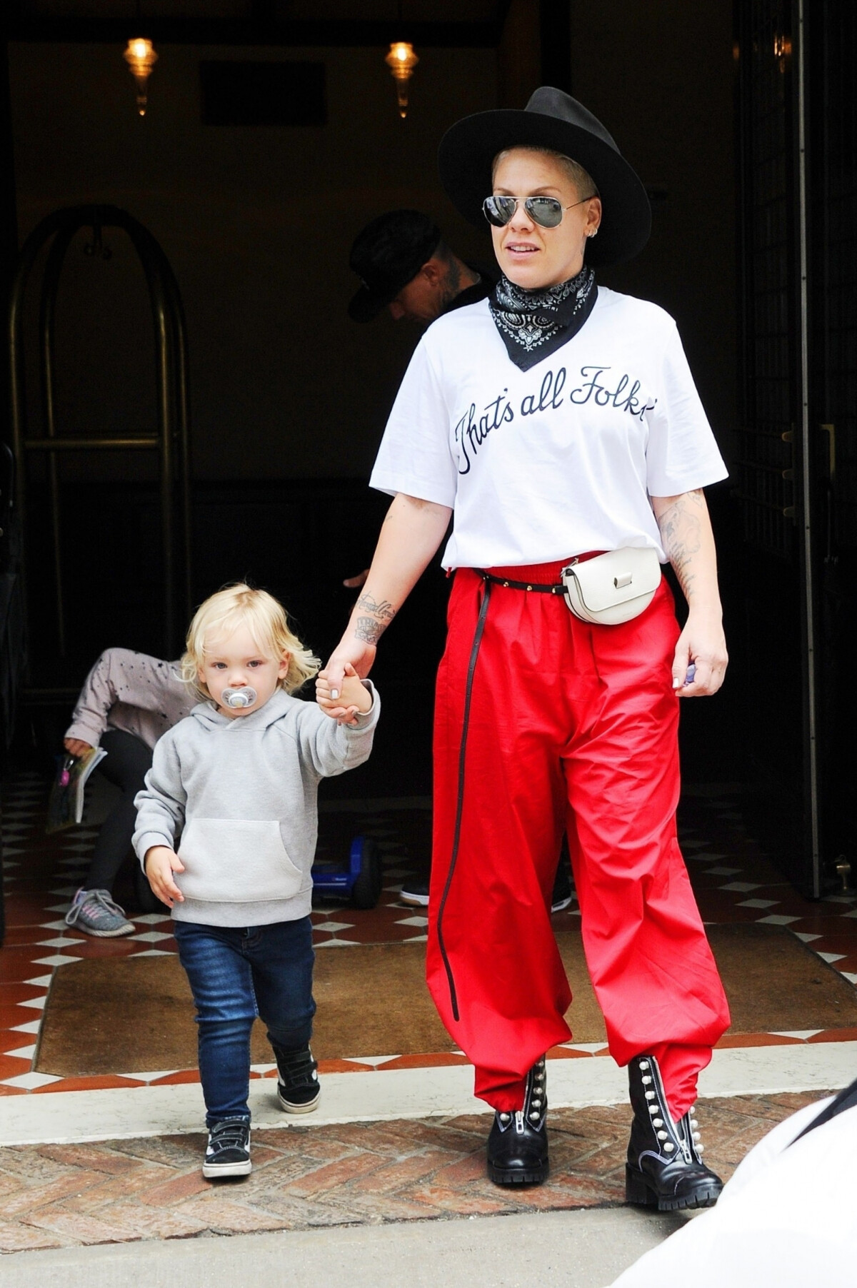 Photo Pink et son fils Jameson Moon Hart à la sortie de leur hôtel à