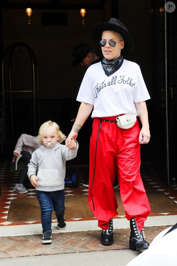 Pink et son fils Jameson Moon Hart à la sortie de leur hôtel à New York, le 23 mai 2019.
