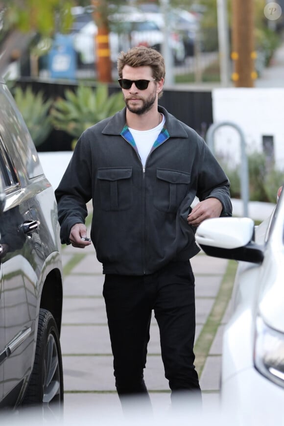 Exclusif - Liam Hemsworth sort dîner avec sa nouvelle compagne Gabriella Brooks à West Hollywood le 4 février 2020.