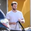 Exclusif - Liam Hemsworth, 29 ans, retrouve sa nouvelle compagne, le mannequin G. Brooks, 21 ans, et l'enlace à la sortie du club de gym à Los Angeles, le 3 février 2020. L'acteur australien a déjà présenté la jeune femme à ses parents en décembre dernier à Byron Bay en Australie.