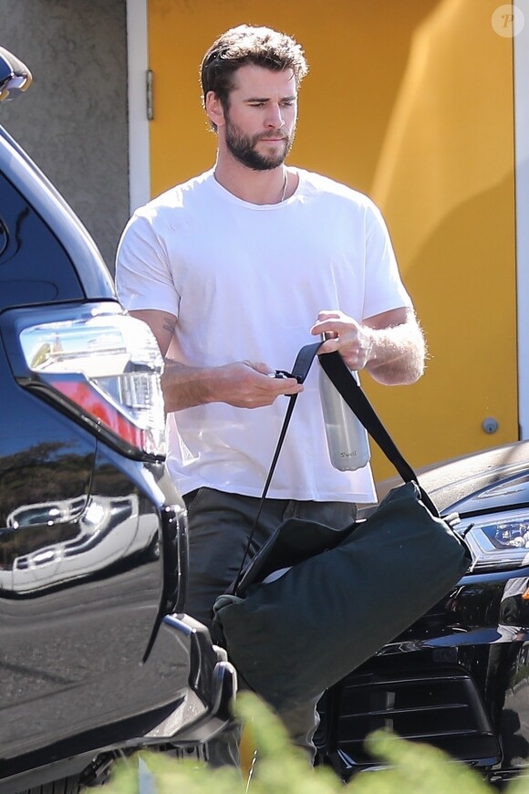 Exclusif - Liam Hemsworth, 29 ans, retrouve sa nouvelle compagne, le mannequin G. Brooks, 21 ans, et l'enlace à la sortie du club de gym à Los Angeles, le 3 février 2020. L'acteur australien a déjà présenté la jeune femme à ses parents en décembre dernier à Byron Bay en Australie.