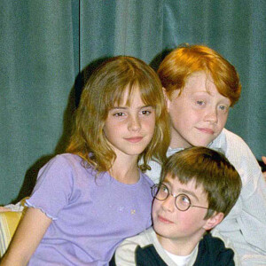 Daniel Radcliffe, Emma Watson et Rupert Grint en conférence de presse à Londres pour le film "Harry Potter à l'école des sorciers", en 2000.