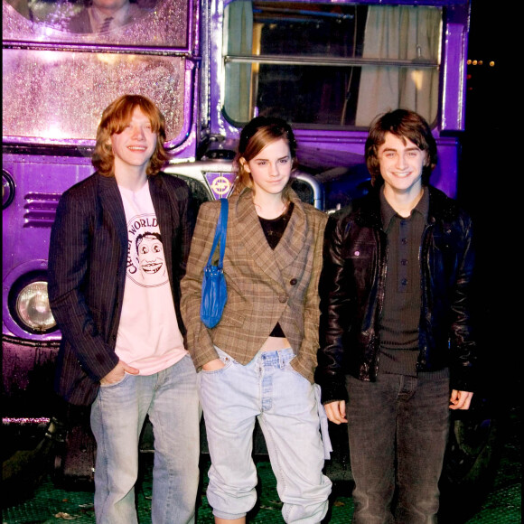 Rupert Grint, Emma Watson et Daniel Radcliffe lors du lancement du DVD "Harry Potter et le Prisionnier d'Azkaban" à Londres en 2004.