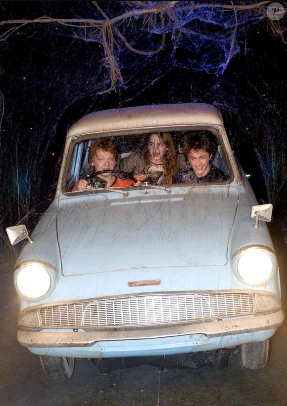 Daniel Radcliffe, Rupert Grint et Emma Watson lors du lancement du DVD "Harry Potter et la Chambre des secrets" à Londres en 2003.