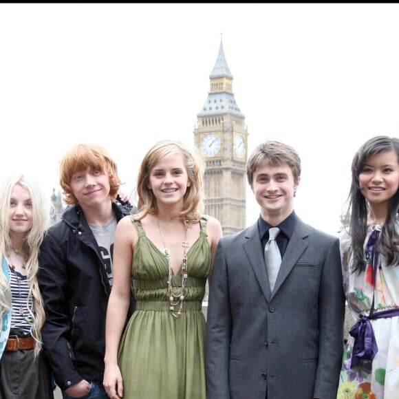 Evanna Lynch, Rupert Grint, Emma Watson, Daniel Radcliffe et Katie Leung lors du lancement du film "Harry Potter et l'Ordre du Phoenix" à Londres en 2007.