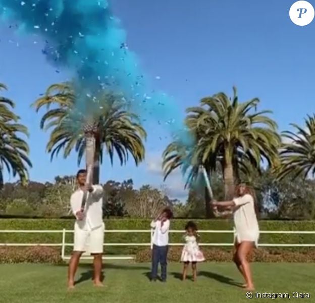 Ciara, enceinte de son troisième enfant, son mari Russell Wilson, le fils de Ciara, Future et sa petite soeur Sienna découvrent le sexe du bébé. Avril 2020.