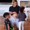 Ciara, enceinte, et ses enfants Future et Sienna qui câlinent son ventre rond, le 8 février 2020 dans une story Instagram filmée par Russell Wilson.