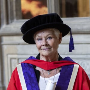 Judi Dench reçoit un diplôme honorifique à la cathédrale de Winchester, le 18 octobre 2019. L'actrice a prononcé un discours devant des étudiants et le Chancelier de l'université,