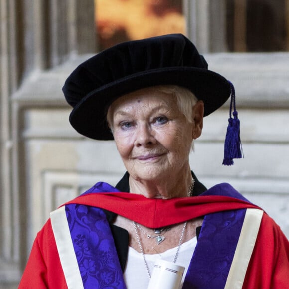 Judi Dench reçoit un diplôme honorifique à la cathédrale de Winchester, le 18 octobre 2019. L'actrice a prononcé un discours devant des étudiants et le Chancelier de l'université,
