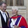 Judi Dench reçoit un diplôme honorifique à la cathédrale de Winchester, le 18 octobre 2019. L'actrice a prononcé un discours devant des étudiants et le Chancelier de l'université.