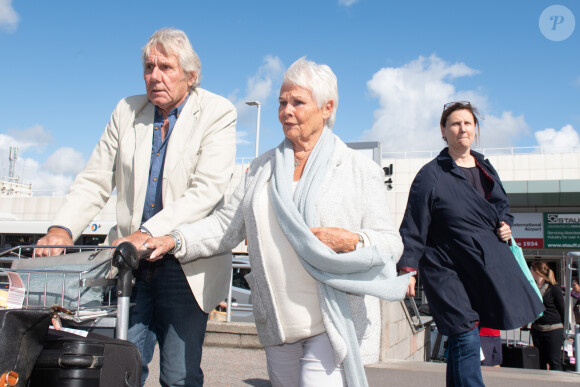 Exclusif - Judi Dench et son compagnon David Mills arrivent à l'aéroport de Aberdeen le 6 septembre 2019. 06/09/2019 - Aberdeen