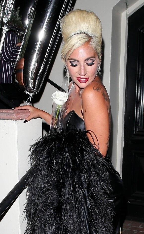 Lady Gaga quitte le restaurant AOC à West Hollywood après la soirée organisée pour le lancement de sa ligne de cosmétiques "Haus Laboratories", le 17 juillet 2019. West Hollywood. Le 17 juillet 2019.
