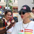 Lady Gaga sort de son hôtel en portant une pizza à New York Le 28 Juin 2019