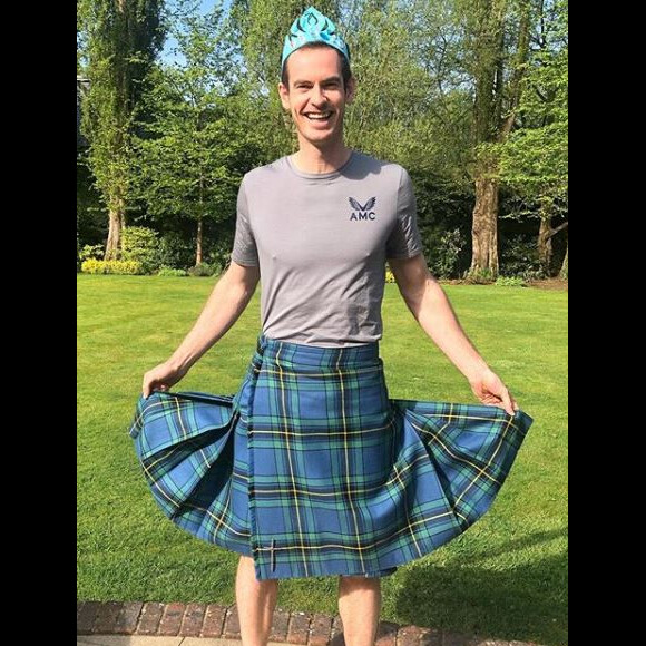Andy Murray relooké par ses filles Sophia et Edie pendant le confinement le 19 avril 2020.