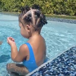 Kylie Jenner et sa fille Stormi profitent d'un après-midi ensoleillé dans leur piscine. Avril 2020.