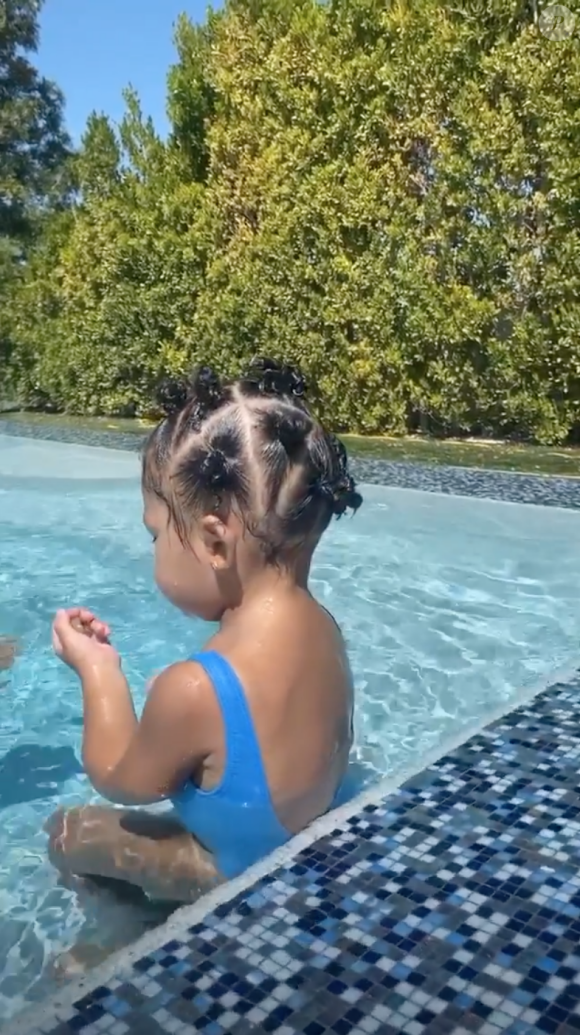 Kylie Jenner et sa fille Stormi profitent d'un après-midi ensoleillé dans leur piscine. Avril 2020.