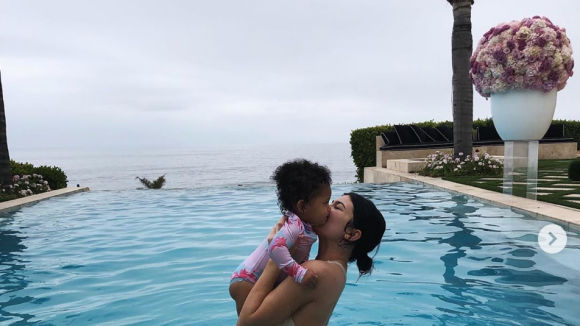 Kylie Jenner partage une vidéo craquante de Stormi qui apprend à nager