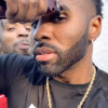 Jason Derulo se rase un sourcil après avoir perdu un pari. Avril 2020.