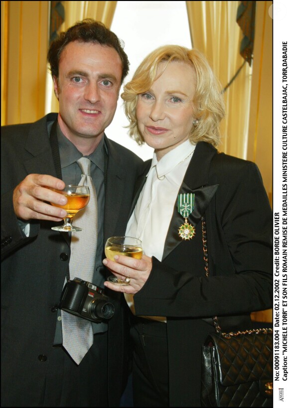 Michèle Torr et son fils Romain au ministère de la culture le 2 décembre 2002.