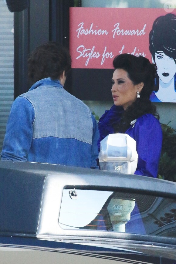 Lucy Liu, Leo Howard sur le tournage de la série CBS "Why Women Kill" à Los Angeles, le 30 juillet 2019.