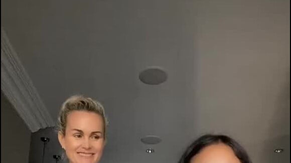 Laeticia Hallyday dansant avec sa fille Joy dans une vidéo publiée sur l'application TikTok le 23 avril 2020.