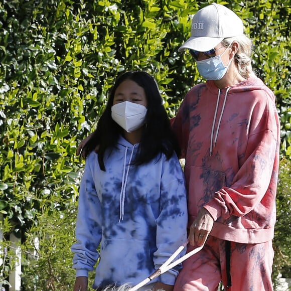 Laeticia Hallyday promène ses chiens dans le quartier de Pacific Palisades, à Los Angeles, avec ses filles Jade et Joy, le 3 avril 2020. 