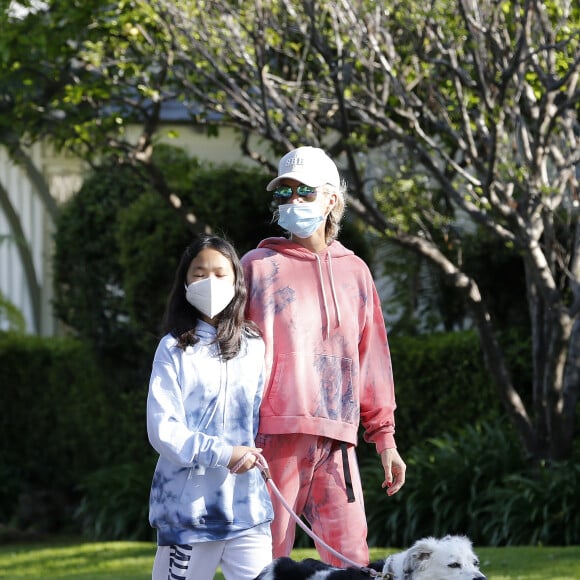 Laeticia Hallyday promène ses chiens dans le quartier de Pacific Palisades, à Los Angeles, avec ses filles Jade et Joy, le 3 avril 2020.