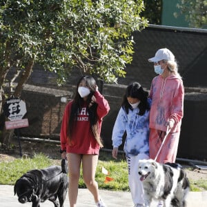 Laeticia Hallyday promène ses chiens dans le quartier de Pacific Palisades, à Los Angeles, avec ses filles Jade et Joy, le 3 avril 2020.