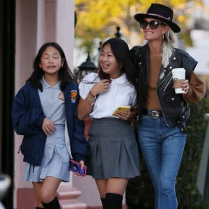 Exclusif - Laeticia Hallyday et ses filles Jade et Joy font du shopping à Santa Monica le 17 janvier 2020.