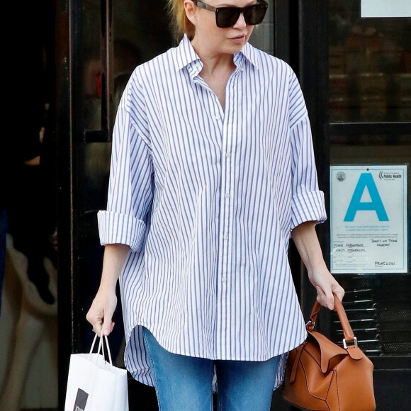 Ellen Pompeo et son ami T. R. Knight sont allés déjeuner chez Joan's à Studio City, Los Angeles, Californie, Etats-Unis, le 6 mars 2020.