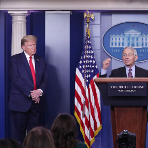 Conférence de presse du président Donald Trump et de la task force coronavirus (COVID-19) à la Maison Blanche à Washington le 22 avril 2020.  US President Donald J. Trump (L) and US Vice President Mike Pence (R) listens as Anthony Fauci, Director of the National Institute of Allergy and Infectious Diseases,(C) is joined by members of the Coronavirus Task Force to deliver remarks on the COVID-19 pandemic in the James S. Brady Press Briefing Room of the White House in Washington, DC, USA, 22 April 2020.22/04/2020 - Washington