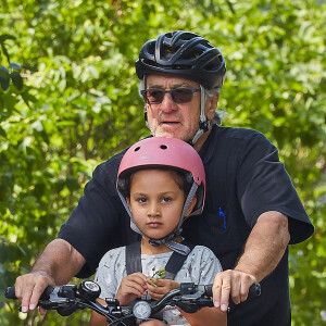 Exclusif - Robert De Niro se balade à vélo avec sa fille Helen Grace De Niro dans les rues de New York, le 24 juillet 2017.