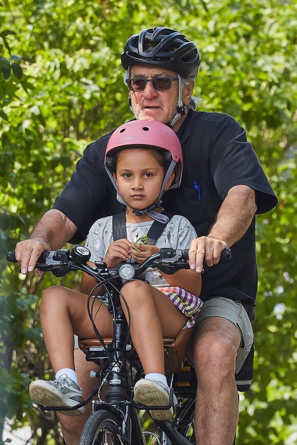 Exclusif - Robert De Niro se balade à vélo avec sa fille Helen Grace De Niro dans les rues de New York, le 24 juillet 2017.