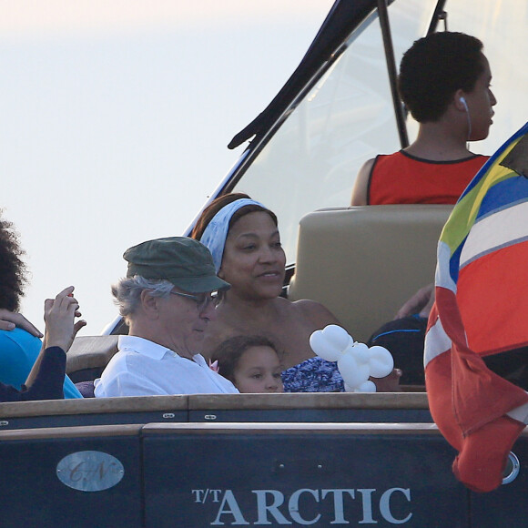 Exclusif - Robert de Niro et sa femme Grace Hightower passent leurs vacances avec leurs enfants Drena, Elliot, Helen Grace et Julian Henry, sur un yacht à Ibiza. Le 4 juillet 2015.