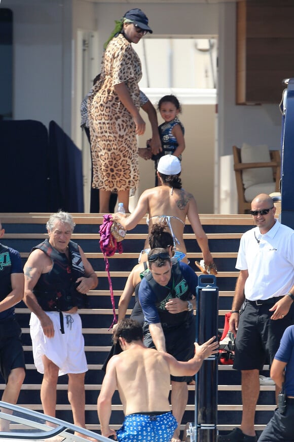 Exclusif - Robert de Niro et sa femme Grace Hightower passent leurs vacances avec leurs enfants Drena, Elliot, Helen Grace et Julian Henry, sur un yacht à Ibiza. Le 4 juillet 2015.