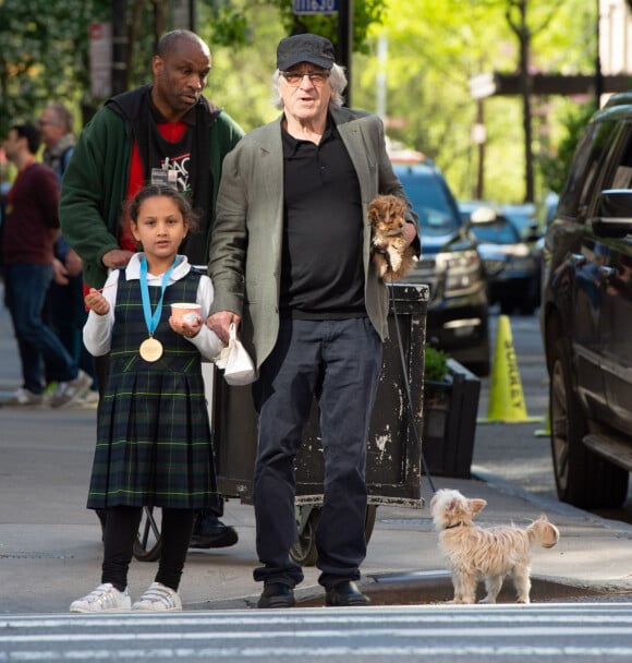 Robert De Niro emmène sa fille Helen Grace De Niro manger une glace à la sortie des classes à New York. Le 24 avril 2019.
