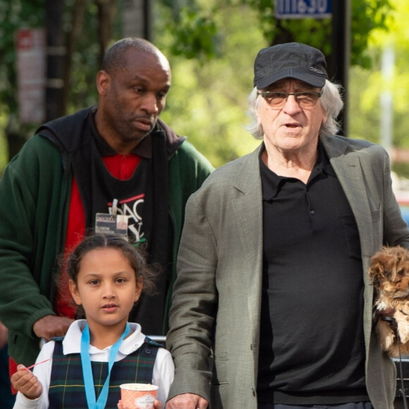 Robert De Niro emmène sa fille Helen Grace De Niro manger une glace à la sortie des classes à New York. Le 24 avril 2019.