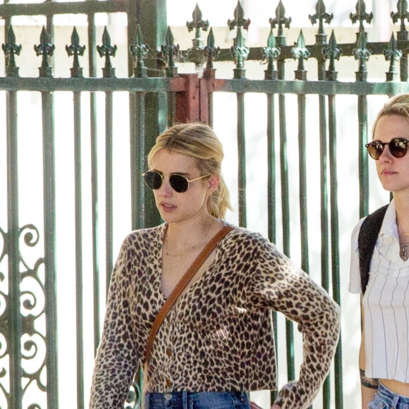 Exclusif - Kristen Stewart et Emma Roberts sont allées rendre visite à une amie qui déménage dans le quartier de Los Feliz à Los Angeles, le 3 mars 2020