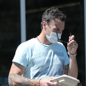 Exclusif - Equipé d'un masque, Brian Austin Green, aperçu sans son alliance alors qu'il achetait un déjeuner à emporter à Calabasas, le 22 avril 2020.